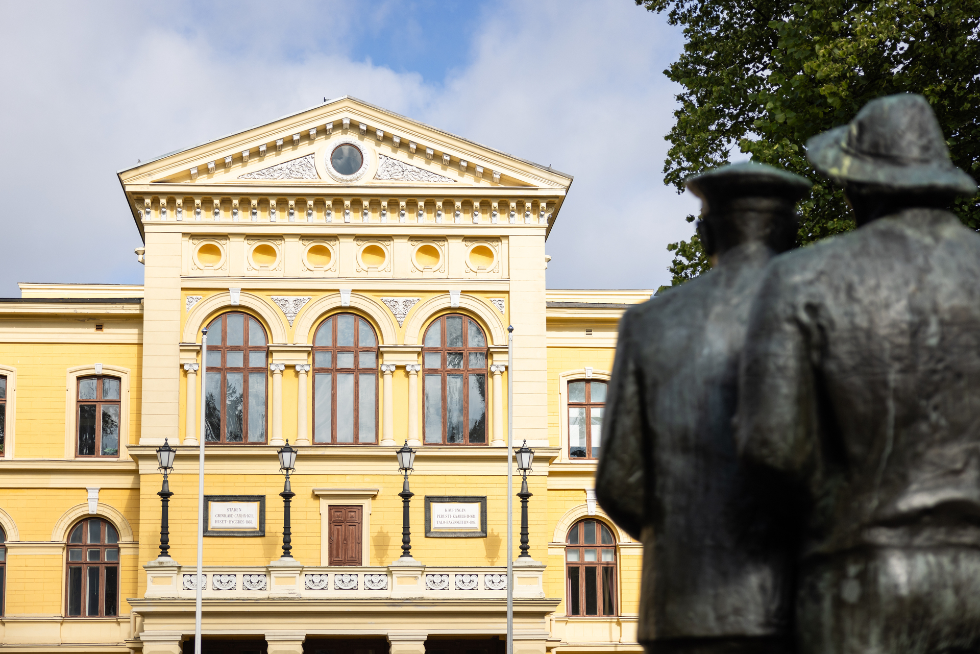 Vaasan kaupungintalo, jonka edessä on kaksi patsasta.