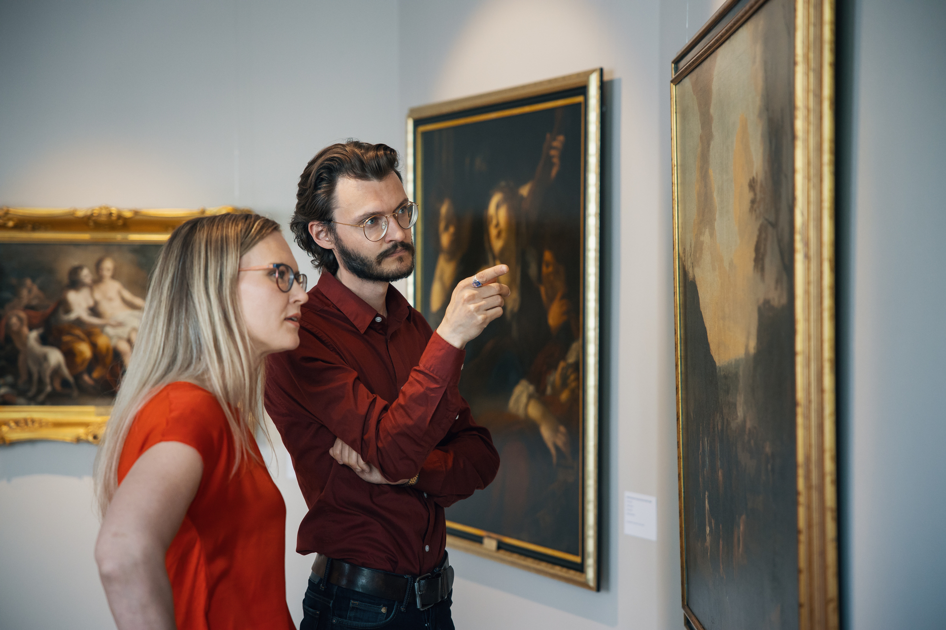 Kaksi henkilöä katselee taideteosta Vaasan museoissa.