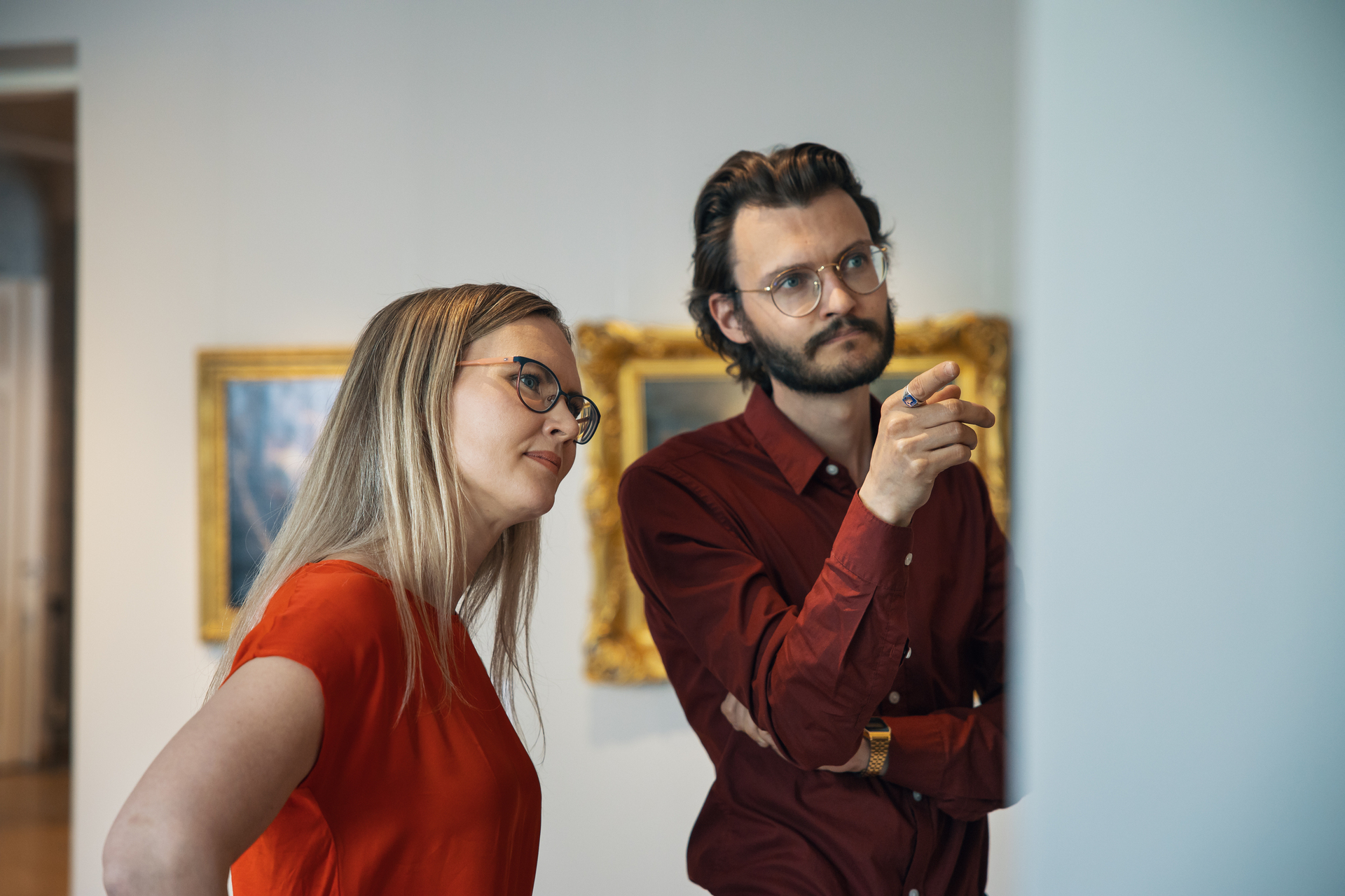 Nainen ja mies katsovat taulua museossa.