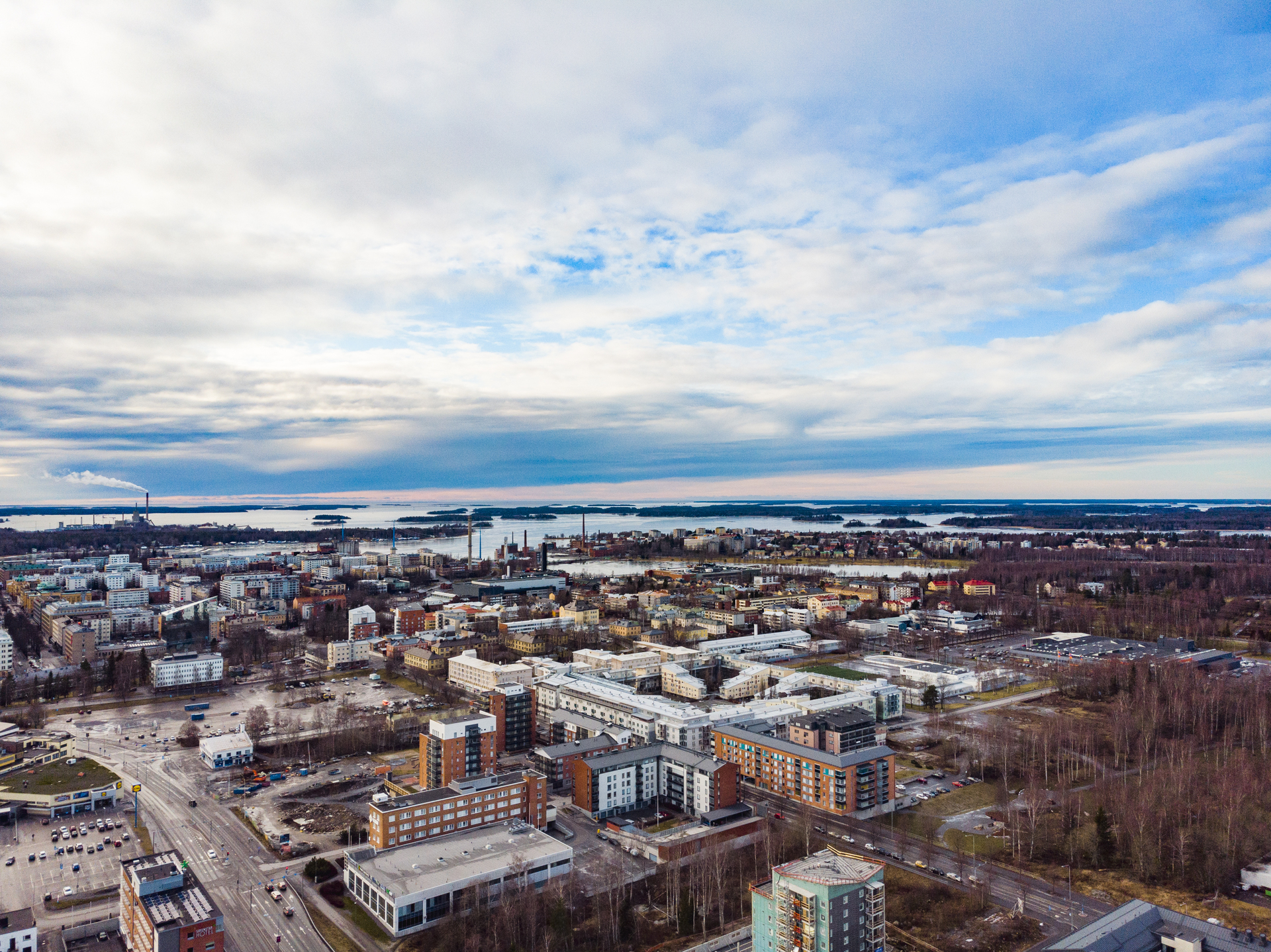 Ilmakuva kaupungista pilvisenä päivänä.
