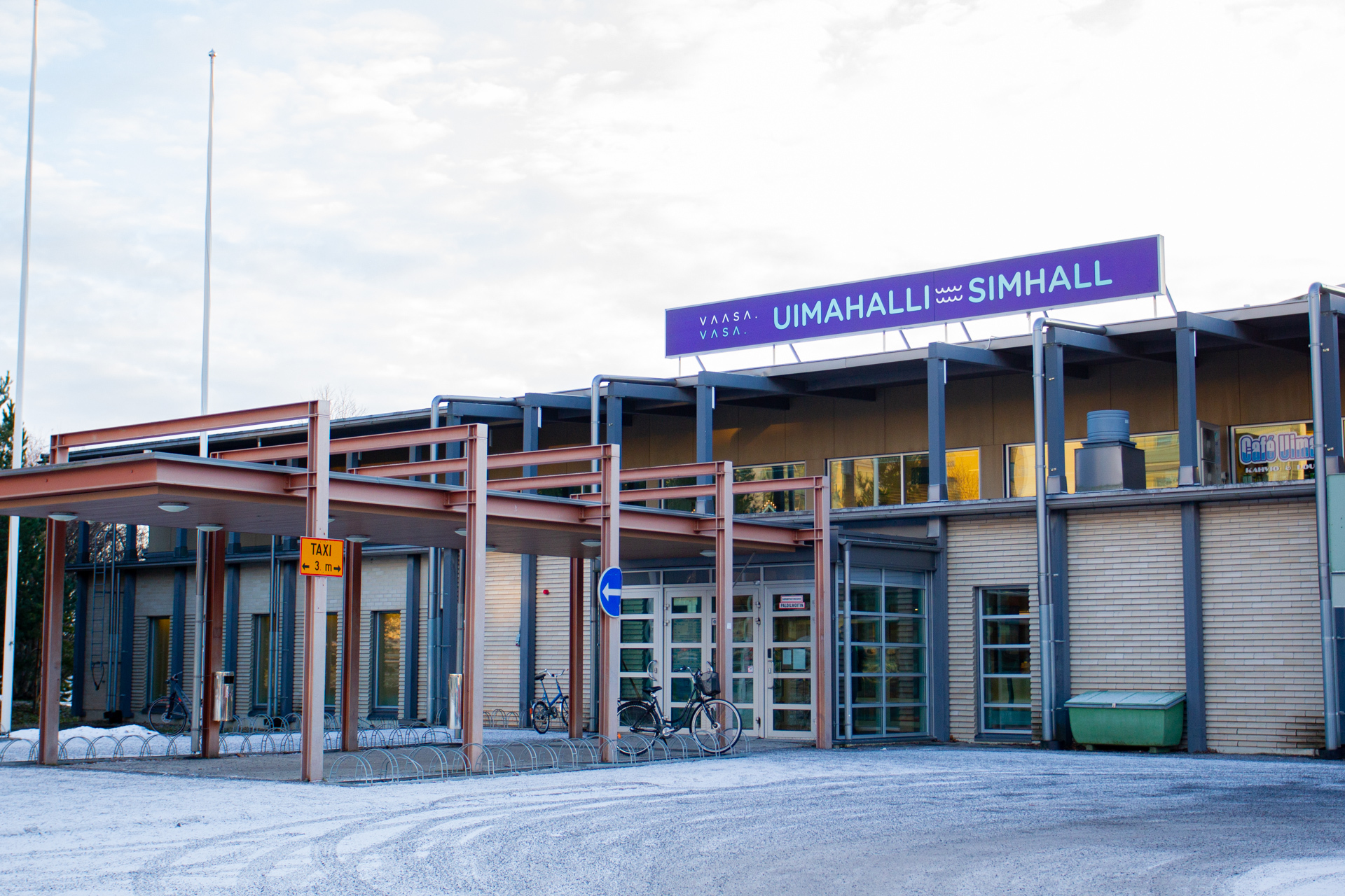 Vaasan uimahalli, jossa on moderni arkkitehtuuri ja pyörätelineet sisäänkäynnin edessä.