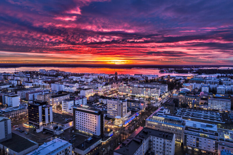Värikäs auringonlasku Vaasan yllä