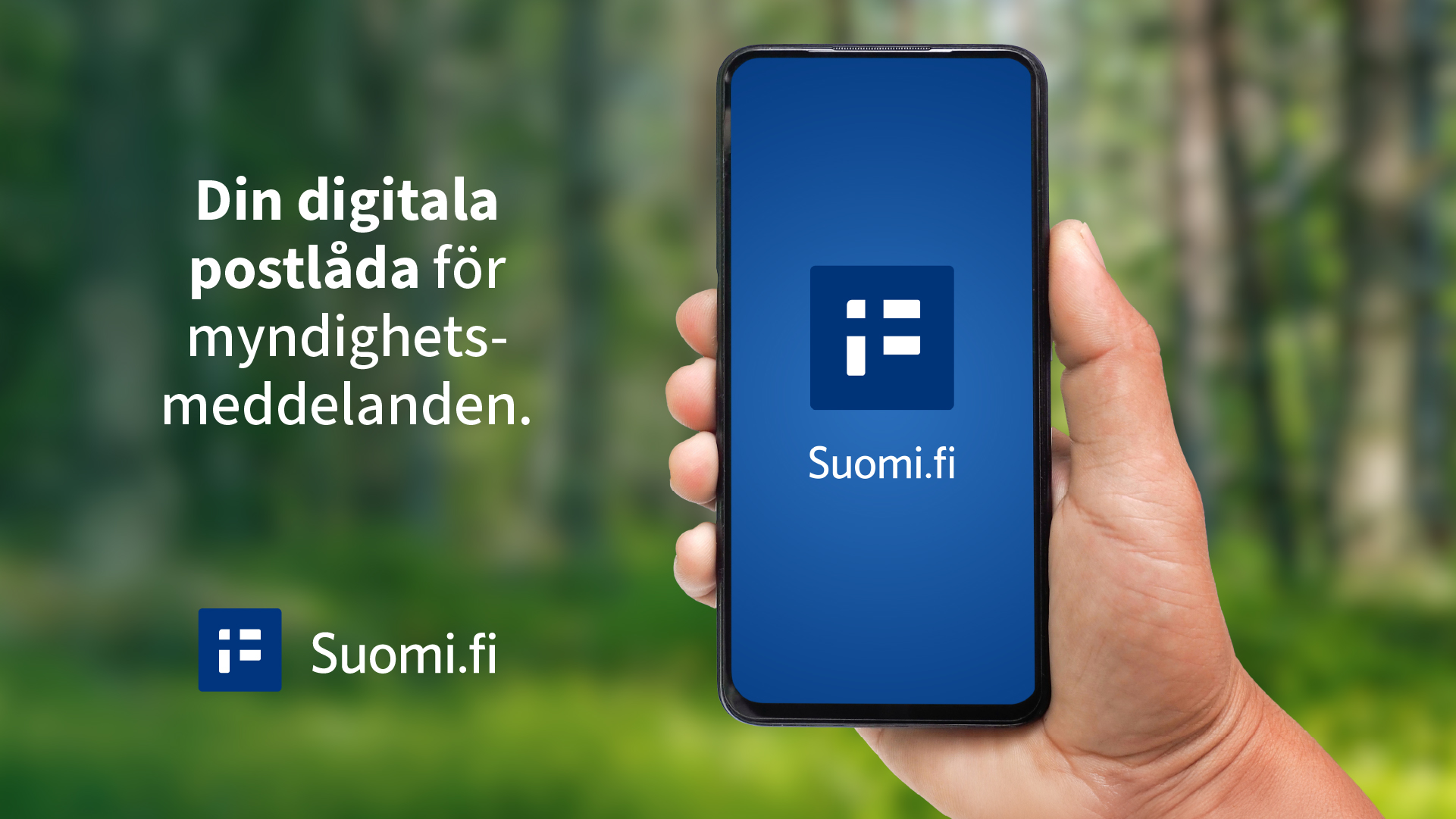 En hand håller en telefon som visar Suomi.fi-hemsidan. Skärmen visar en blå bakgrund med en vit logotyp. Bakgrunden är en suddig skogsscen.