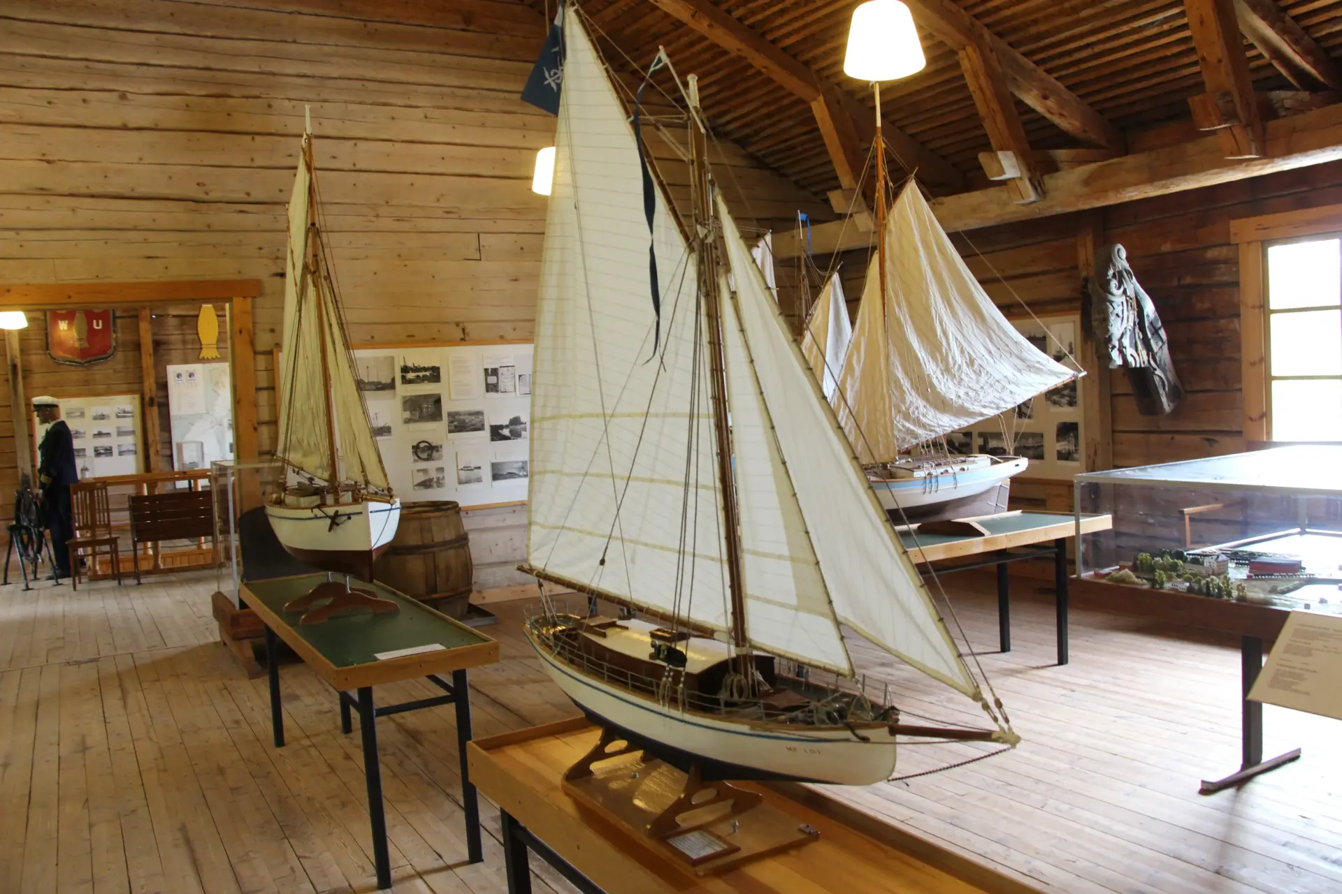 Sisäkuva museosta, jossa on esillä pienoismalleja purjeveneistä.