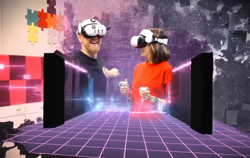 Kaksi ihmistä käyttää VR-laseja ja ohjaimia virtuaalitodellisuudessa. Taustalla on futuristinen digitaalinen ympäristö.